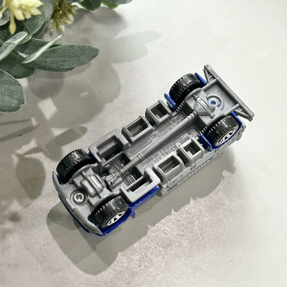 2022 Matchbox‎ 06' Utility Airport Gas Tanker Blue 1:64 Diecast 3